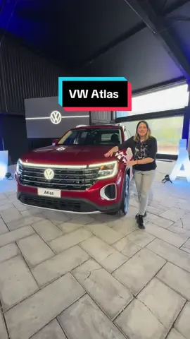 Volkswagen no sólo presentó el nuevo T-Cross, sino también al renovado #Atlas. El modelo de tres filas presenta un look mejorado, suma elementos interiores, e incorpora nuevo motor. Versión única a $54.990.000. Más info en el video 😉🚘 #AutoMujer #atlas #estrenos #carsoftiktok #volkswagen #viral 