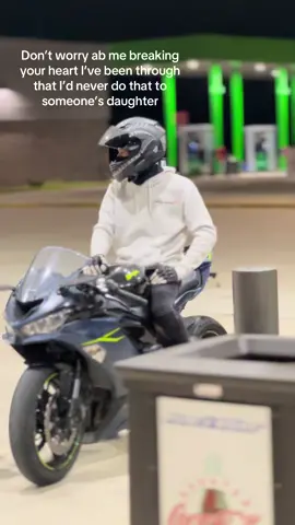 Like lets skip dating when do u wanna get married ? #biketock #motorcycles #bikelife #bikelover #kawasaki #636 #fypp #bikersoftiktok #maskedmen #livingmybestlife #2000s #mygirl #stressreliefsound 