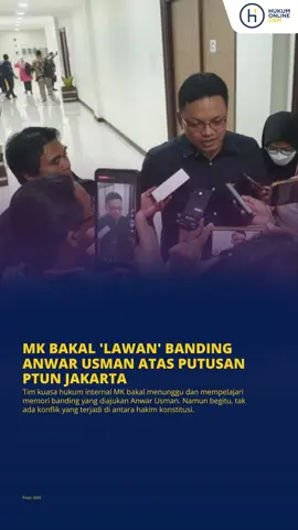 Meski permohonannya dikabulkan sebagian oleh Pengadilan Tata Usaha Negara (PTUN) Jakarta terkait pengangkatan Suhartoyo sebagai ketua MK yang tidak sah, Hakim Konstitusi Anwar Usman tetap mengajukan banding atas putusan tersebut. Permohonan banding Anwar Usman tertera dalam laman Sistem Informasi Penelusuran Perkara (SIPP) PTUN Jakarta. Status perkara, penerimaan memori banding,” demikian dikutip dari laman SIPP PTUN Jakarta, Rabu (28/8/2024). Permohonan dan penerimaan banding diajukan Anwar Usman melalui kuasa hukumnya, Franky Saverius Simbolon pada Selasa (27/8/2024) kemarin. Sementara Prof Denny Indrayana, Perkumpulan Masyarakat Bersih Sejahtera yang diwakili Okvyan Kelly Alamsyah, Ketua MK, dan Majelis Kehormatan Mahkamah Konstitusi (MKMK) menjadi pihak tergugat atau terbanding. Merespons upaya banding Anwar Usman, Kepala Biro Hukum dan Administrasi Kepaniteraan MK Fajar Laksono Suroso mengatakan MK bakal siap menghadapinya. Sebagai pihak tergugat, MK bakal menyiapkan segala sesuatunya untuk mematahkan argumentasi hukum permohonan pemohon banding. “Tentu MK juga sebagai tergugat itu menyiapkan diri. Apa yang nanti disampaikan (Anwar Usman, red) itu yang kita respons,” ujar Fajar Laksono kepada sejumlah wartawan di Pusdik Pancasila dan Konstitusi, Puncak, Bogor, Rabu (26/8/2024). Yuk, bagikan pendapatmu di kolom komentar! #Hukum #Hukumonline