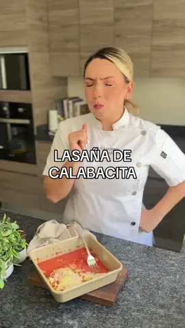 Rollitos de lasaña de calabacita 🤩 una opción perfecta para el regreso a clases!!  Esta opción me fascina tanto para chicos como para grandes!! Muy muy fácil de hacer para cuando no hay tanto tiempo con los productos @recetasnestle y @costco_mexico que definitivo son salvadores!!  . #ELSABORDEPODERCOCINAR #PUBLICIDAD 📚Recetario costco regreso a clases: https://nes.tl/g0k25r . #casanovacooks #chefanacasanova #backtoschool #regresoaclases #recetasfaciles #lasaña #rollosdelasaña