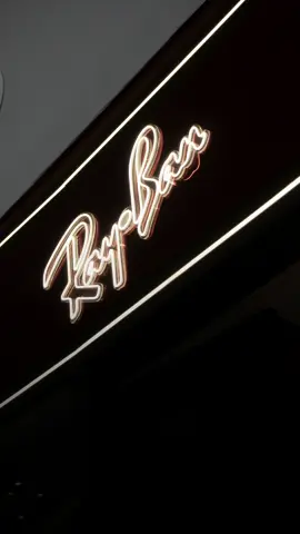 A marca ícone da moda e referência mundial em óculos de sol e de grau chegou ao Manauara Shopping! ✨ No Piso Castanheiras, você agora encontra a Ray-Ban com suas mais novas coleções e os clássicos que todo mundo ama. Do aviador ao clubmaster, passando pelos modelos mais estilosos e tecnológicos, tem óculos para todos os gostos e momentos. 😎 Venha garantir o seu! 👓 #SouManauara #ManauaraShopping #RayBan #Óculos 