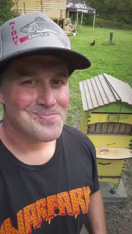 First honey harvest from Dennis at Gnar Farm in New Jersey 🐝 Cheers Dennis! #flowingthroughtheusa #flowing #honeyharvest