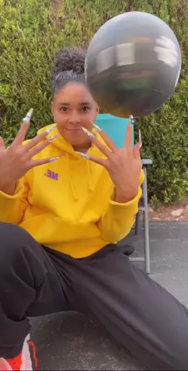 With the @Cardi B nails tho 👀💪🏽🔥@Snoop Dogg #dribblebeatchallenge 