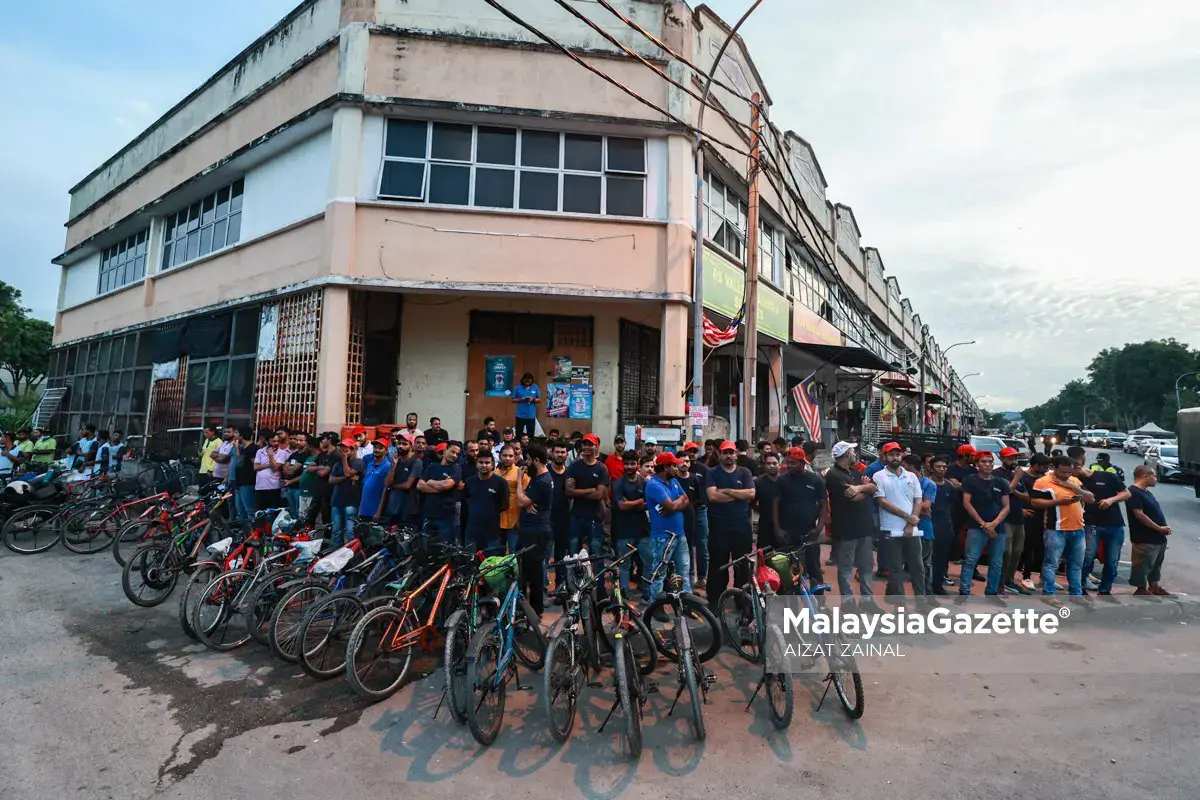 Warga Asing Taman Perindustrian Alam Jaya Kena Serbu Imigresen Operasi Bersepadu Khas Ibu Pejabat Polis Daerah (IPD) Kuala Selangor Bersama agensi penguatkuasaan membanteras pendatang asing tanpa izin (PATI) ketika tinjauan lensa Malaysia Gazette di sekitar Taman Perindustrian Alam Jaya, Bandar Puncak Alam, Kuala Selangor. #malaysiagazette #PATI #operasibersepadukhas #lensamg 