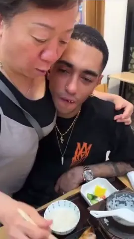 Foreigner gets fed by older Japanese lady at a restaurant 😅 Guidebook: How to court a Japanese woman’s heart: https://japannightlife.myshopify.com/products/courting-japanese-women-a-guide-to-romance-in-japan