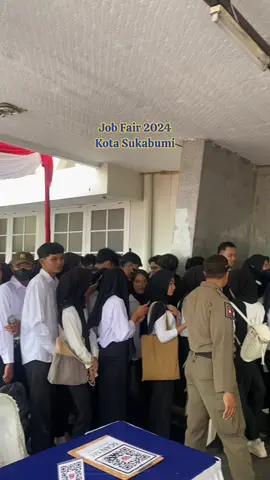 Job Fair 2024 Pemkot Sukabumi, terpantau ratusan pencaker sejak kamis pagi (29.8.2024) membanjiri Gedung Juang 45. Ada seitar 34 perusahaan yang akan merekrut Pencaker dengan jumlah kuota 1.650 lowongan pekerjaan. Jumlah tersebut belum termasuk para pencaker yang akan berangkat ke Negeri Sakura Jeang. Semangatt akang teteh semoga mendapatkan pekerjaan yang diharapkan. Aamiinn 😇😇😇 #fyp #jobfair #jobfair2024 #kotasukabumi #pencaker #semangatberjuang #bekerja 