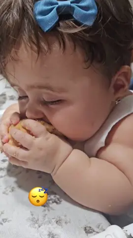Too sleepy to eat 👼🏻 #babygirl #baby #babytiktok #babylove #funnybaby #funnyvideos #babyeat #cutebaby 