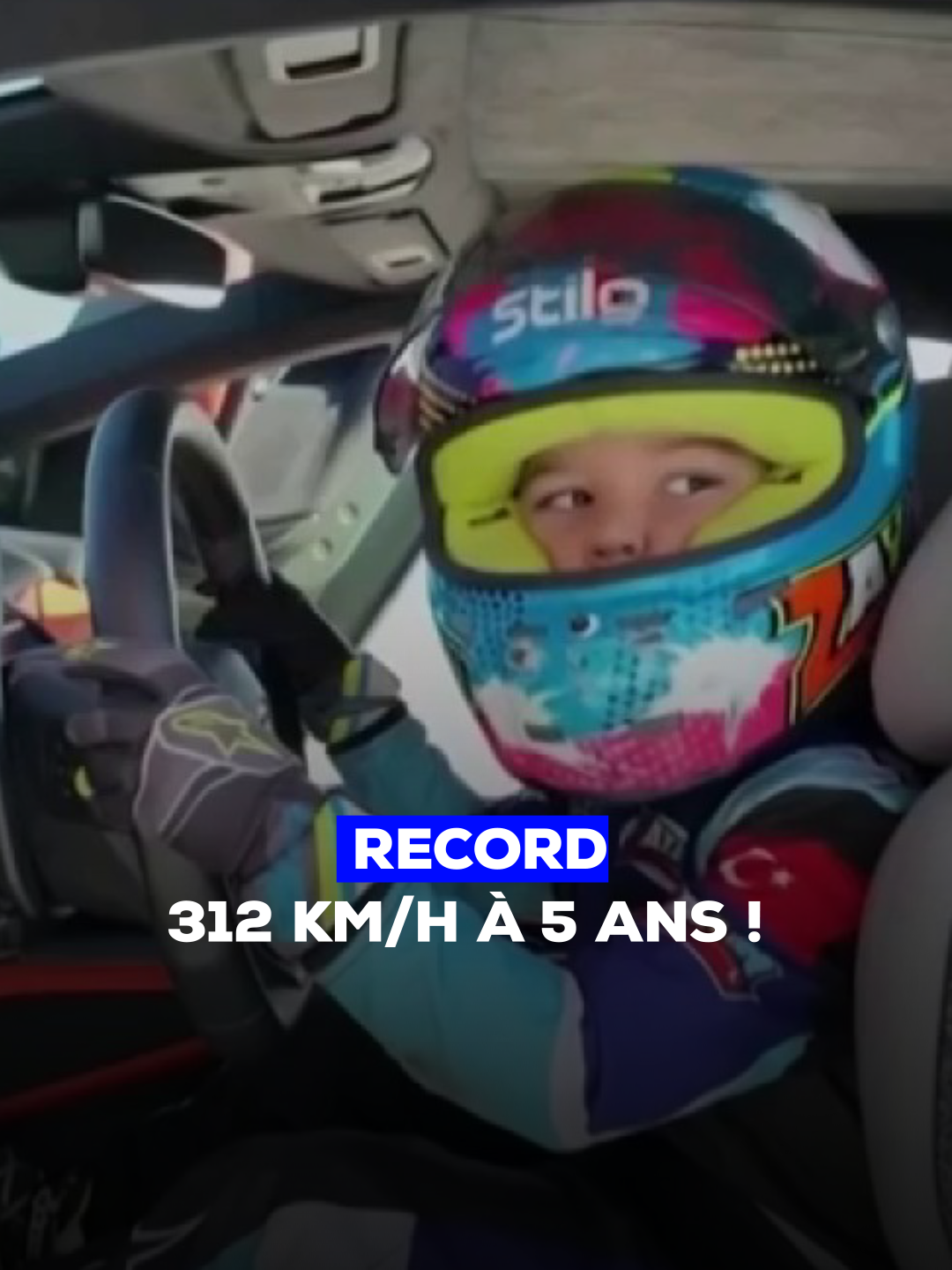 Record : à 5 ans, il dépasse les 312 km/heure au volant d'une Lamborghini. Assis sur son réhausseur et casque vissé sur la tête, Zayn Sofuoglu a pris le volant d'une Lamborghini Revuelto pour battre un record de vitesse. En ligne droite, sur une piste, le jeune pilote a poussé la voiture à 312 km/h, battant le record du monde de vitesse à son âge. #record #insolite #recorddevitesse #speed #auto