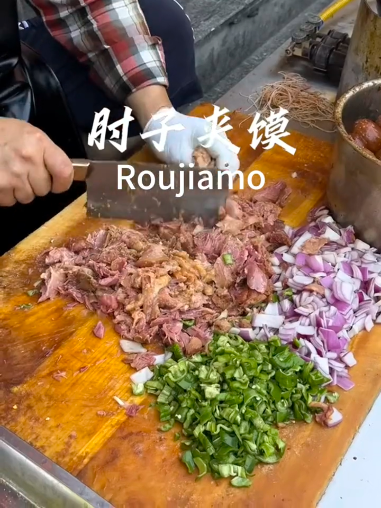 Good morning, gourmets! A true culinary capital, Xi'an's morning markets are a #foodie's paradise. Roujiamo, paomo, youcha mahua and pan-fried buns, which will you choose for #breakfast today?