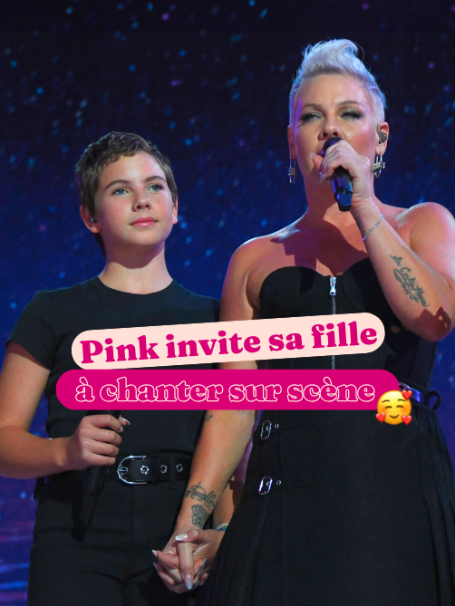 Lors de la convention démocrate à Chicago, la chanteuse @P!NK a offert un moment de complicité en partageant la scène avec sa fille Willow. Ensemble, elles ont interprété le hit 