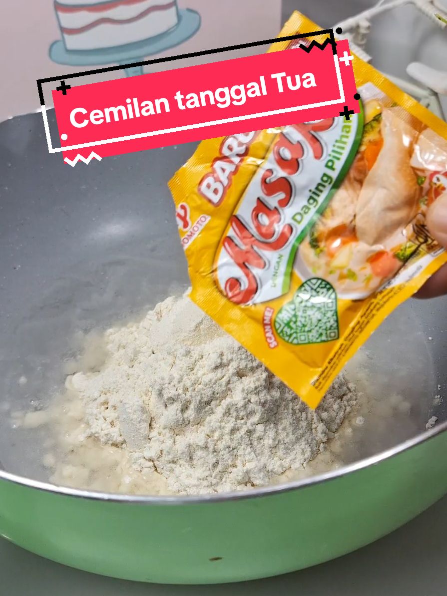 CEMILAN TANGGAL TUA 3 BAHAN AJA Bahan bahan : 150 ml air (gratis) 10 sdm tepung terigu 1/2 bgks masako  toping bubuk balado #resepsimple #cemilansimple #tanggaltua #fyp 