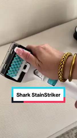 Voici le Shark StainStriker, le détacheur ultrapuissant pour éliminer les taches et les odeurs ☺️💕 Son aspiration puissante retire la saleté et les liquides, pour un séchage rapide. Idéal pour les tissus d’ameublement, les escaliers, les moquettes et les intérieurs de voiture. @Sharkclean.france  _colaboration-comerciale_ #CleanTok #sharkstainstriker #motivationmenage #sharkclean 
