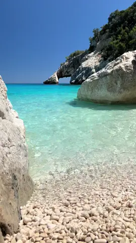 Cala Goloritzé: uno spettacolo naturale che ti lascia senza fiato. 🌊🩵 ⁣⁣📍 Cala Goloritzé, Baunei 📽️ @costadibaunei  #costadibaunei #sardegna #baunei #bauneicoast #santamarianavarrese #sardinia #tiktoksardegna #travel #italy #italia #tiktoktravel #calagoloritzè #calagoloritze