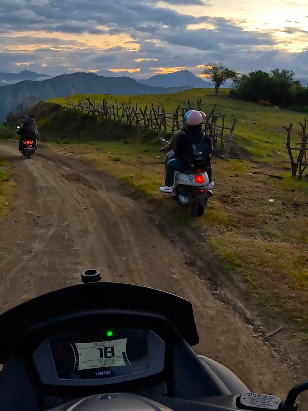 Ini dia kondisi jalan menuju tebing romantis salah satu objek wisata terindah di toraja #wisata #ollon #tebingromantistanatoraja #jalanjalan #pemandangan #perjalanan #toraja #kendenan #sunset