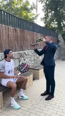 Hoy he tenido el placer de servirle su pala y pelotas de @Babolat Padel a El Lobo de @Juan Lebron  ✨En el servir a los demás, el permiso y la elegancia van cogidos de la mano. Un honor este servicio ✨ #venturascristian #escuela #hosteleria #maestro #elegancia #arte #de #servir #elegancia 