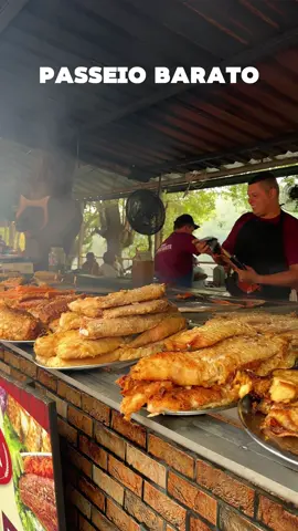 Fomos conhecer a famosa rua do Porto em Piracicaba , eleito em 2020 como o melhor destino gastronômico do interior. São vários restaurantes na beira do rio Piracicaba , escolhemos o @restaurantearapuca1969 , e provamos simplesmente o melhor peixe que já comemos na vida , não deixem de experimentar o lombo de filhote 😋 O restaurante arapuca é o mais tradicional da cidade, desde 1969.  🚨 Todos os valores da refeição vamos deixar salvo nos stories da rede vizinha  Pela cidade, você pode conhecer O elevador turístico , museu da água , aquário da cidade , mercado municipal, todos esses gratuitos 😍💰 Já manda pra quem vai com você ❤️ #ruadoportopiracicaba #saopaulosp #turismosp #dicasdeviagem #pertodesp #passeioemfamilia #interiorsp #piracicaba 