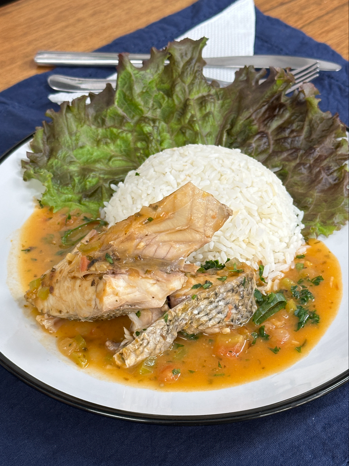 É só colocar o leite de coco direto no peixe cru! INGREDIENTES: - 1kg de Corvina - 1 garrafa de leite de coco - 1 limão - azeite a gosto - 3 dentes de alho - 1 cebola média picada - 1/2 pimentão verde - 1 tomate grande - 1 sachê de molho de tomate - 1c de sopa de sal - 1 c. de sopa de orégano - 500ml de água - Cheiro verde a gosto MODO DE FAZER: Marine o peixe com o leite de coco, sal e limão, enquanto isso, em uma panela, coloque o azeite, a cebola, os pimentões e o alho picados. Refogue em fogo médio até que a cebola fique transparente e os vegetais estejam levemente dourados. Adicione o tomate picado e continue cozinhando até que ele comece a desmanchar e liberar seu suco. Em seguida, acrescente o sachê de molho de tomate e o orégano. Mexa bem para incorporar todos os ingredientes e deixe cozinhar por mais alguns minutos. Após isso, adicione os pedaços de peixe marinados no leite de coco à panela. Deixe cozinhar por cerca de 5 minutos. Em seguida, adicione a água à panela, mexa novamente e deixe cozinhar em fogo médio por mais 10 a 15 minutos, ou até que o peixe esteja cozido e o molho tenha engrossado um pouco. Salpique cheiro verde e sirva! #foodmakers #culinaria #gastronomia #receitas #foodtiktok #moqueca #peixe #leitedecoco