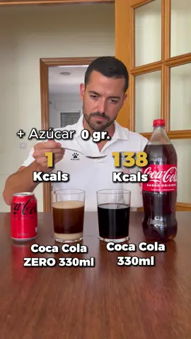 ¿Sabías que la diferencia de azúcar entre una Coca-Cola normal y una Zero es de unos 36 gramos? 😮 La realidad es que abusar de casi cualquier cosa no es saludable, y consumir refrescos con moderación no ha matado a nadie.  Así que, si puedes, opta por la versión sin azúcar.✅ Si estás buscando perder grasa, tenlo claro: ¡Evita beberte las calorías! Soy Ángel, nutricionista, y sígueme para mas consejos sobre salud. #nutrición #dieta #health #cocacola #salud #fyp 