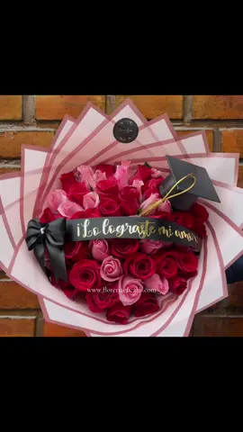 ¡Felicitaciones, graduado! 👩🏻‍🎓🧑🏻‍🎓Celebra tu logro con un ramo de flores que brilla como tú ✨🌹🎓#foryou #foryoupage #tiktokshop #floresdeéxito #Graduación2024 #sinmiedoalexito #floreriaperu #florerialimaperu🇵🇪 