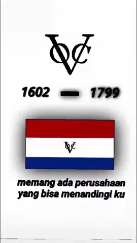 EIC pesaing berat VOC dalam perdagangan rempah rempah Nusantara Mungkin kita lebih sering mendengar VOC yang merupakan perusahaan raksasa yang di danai pemerintah Belanda dalam memonopoli rempah rempah Nusantara. VOC di dirikan oleh konglomerat kerajaan Belanda dan di resmikan Pemerintah untuk berbisnis di Nusantara. VOC juga di berikan Hak Ooktroi yang dimana VOC bisa memiliki Pasukan Tempur sendiri. Kongsi Dagang atau Perusahaan Hindia Timur (Britania East India Company)  merupakan sebuah perusahaan saham-gabungan dari para investor, yang diberikan Royal Charter oleh Elizabeth I pada 31 Desember 1600, dengan tujuan untuk membantu hak perdagangan di India. Perusahaan ini dibentuk dengan tujuan untuk menegaskan hak perdagangan di sekitaran kawasan Samudera Hindia. Awalnya perusahaan ini hanya melakukan aktivitas perdangangannya di wilayah anak benua India dan Asia Tenggara, namun akhirnya mereka memperluas perdangangan dengan Qing di China. Di awal debut nya, EIC yang di pimpin oleh sir James Lancaster, mendarat di Aceh pada 1602. EIC pun di izinkan memiliki kantor cabang di Banten Di pelayaran kedua nya, EIC berhasil menguasai Ternate, Tidore dan Ambon. apes nya di sana, Rakyat pribumi sering bentrok gede gedean dengan VOC yang membuat perdagangan nya terganggu. Selama 1611-1617 Inggris bersaing hebat dengan VOC yang di support pemerintah belanda, hingga mereka menandatangani perjanjian. Saat di abad 17, EIC bisa melakukan Dominasi dengan VOC. Salah satu kunci kesuksesan nya adalah Opium. Karena barang candu tersebut dan ekspansi besar besaran EIC, membuat ia jadi pemain yang bisa menggeser raksasa VOC. sehingga dahulu Bengkulu di kuasai oleh EIC bukanlah VOC.yang mau request tinggal komen guys🙏😁 ib:@hamz_history #history #voc #belanda #moots? #bismillahfyp #masukberanda #fyp #trending 
