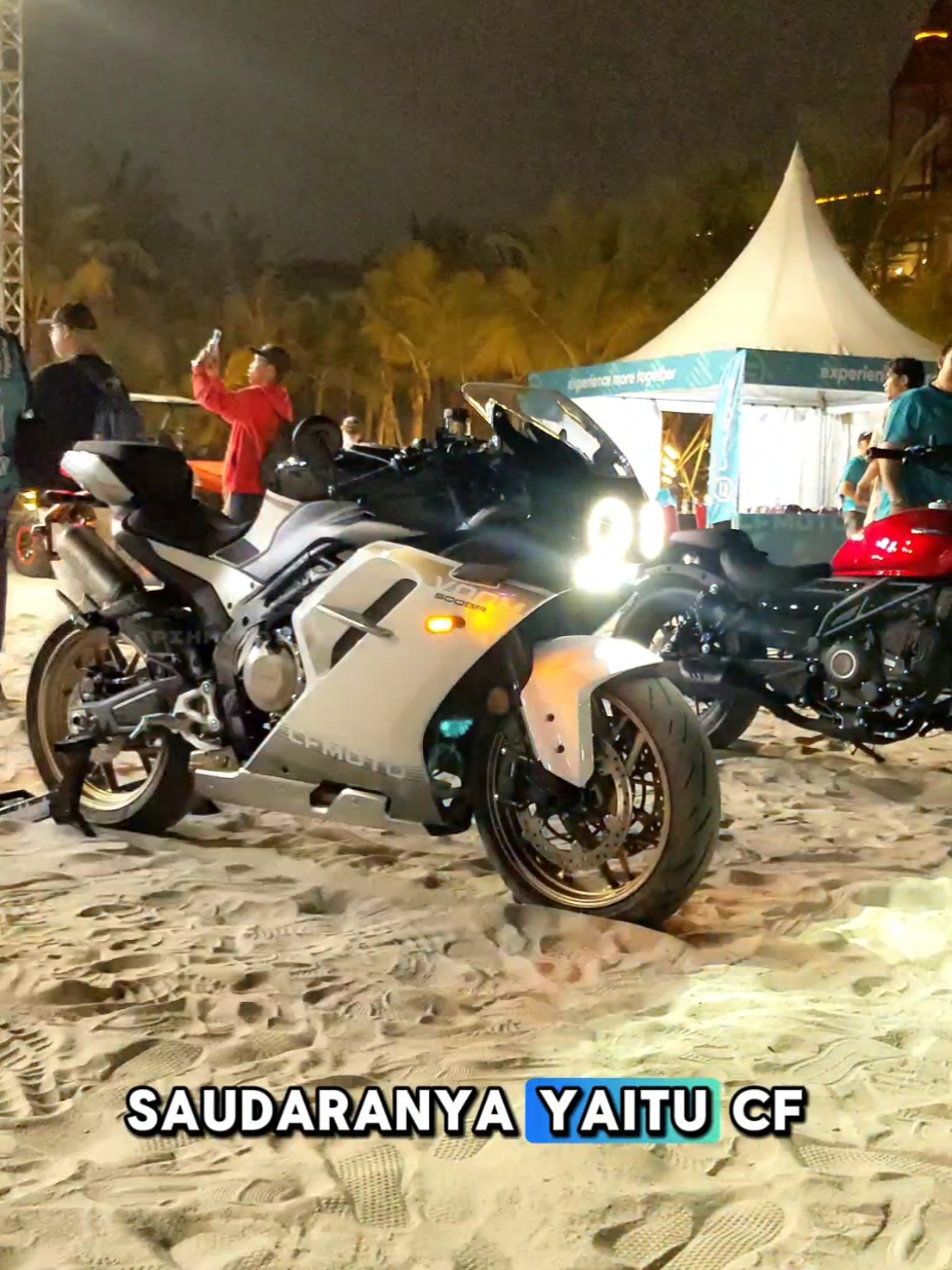 Gaya nya yang retro bikin motor ini tampil beda ga kalah sih kalau nongkrong di Senci, mesin 4 Silinder suaranya gahar desain cakep harga murah, paket lengkap sih ini #cfmoto500sr #cfmoto #500srvoom #mogeindonesia 