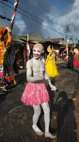 Tuyul Gerang Joget Lucu #tuyol #karnaval #karnival #kirapbudaya  #masiyunsobatngaret #banyuwangi #bupati #jajag #fauzana #karnav #ajirofficial #fyp #funny 