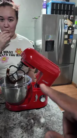 Amazing Kitchen Finds! This stand mixer whisk attachment makes it easy to remove any batter or frosting from your whisk in one easy pull! #standmixer #kitchen #mix #frosting #batter #whisk #kitchen #baking #bake #mixer #cooking #bakery #kitchenmusthaves