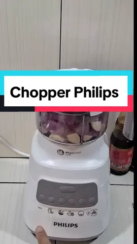 Inspirasi Hari Ini  Salah satu yang memudahkan pekerjaan dapur adalah Chopper. Untuk menggiling daging atau bumbu dengan cepat dan mudah. Chopper Philips yang kokoh. awet Mudah membersihkannya Dengan 5 pilihan tombol kecepatan. Philips adalah Brand lama yang masih tetap exist karena KUALITAS #extratrafficsession  #chopper #chopperphilips  #masakmudah #masakpraktis  #philip #chopperbagus #chopperberkualitas  #ind4h_hutomo #mbahTi 