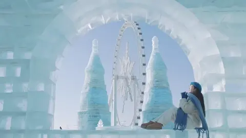 ❄️ Thế giới tuyết tại Cáp Nhĩ Tân: “sự kỳ vọng đẹp nhất” của mùa đông . 🎡 Công viên “Thế giới băng tuyết” – Ice and snow World  đã có lịch sử 24 năm, tại Cáp Nhĩ Tân vào mỗi mùa đông. người ta sẽ tận dụng sự đóng băng trên sông Tùng Hoa để tạo nên những tác phẩm nghệ thuật điêu khắc trên băng đặc sắc. “Thế giới băng tuyết” sẽ khác nhau mỗi năm và sẽ có các chủ đề khác nhau.  🎟️ Dzá tour từ 33 củ 🥕 (mùa đông tháng 12 - tháng 2) #tourtrungquoc #dulichtrungquoc #travel #viral #xuhuong #nhivivu #tiktoktravel #booktour #capnhitan 