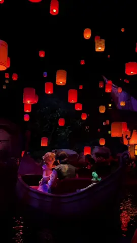 Such a special moment 🥺💗 #tokyodisneysea #rapunzel #rapunzeldisneysea #rapunzellanterns 