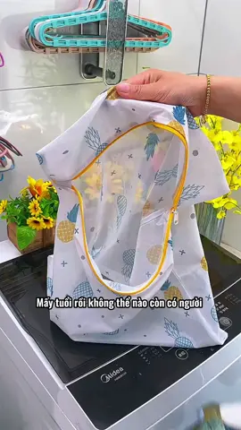 Nhiều quần áo không bị sờn mà giặt bị hư hỏng. Sử dụng túi giặt như thế này không những không bị vướng, thắt nút, vướng víu mà còn khiến quần áo không bị giặt, biến dạng!! #tienich #tuigiatdungquanao #thietthuc #jizonguyen 