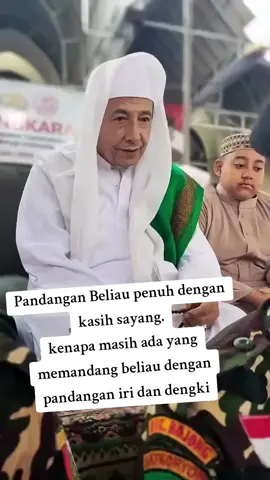 wahau guru.!!! pandanglah kami dengan pandangan kasih sayangmu. husnudzon bukan berarti fanatik buta.!!! #guru #nahdlatululama #muhibbin_ulama_dan_habaib 