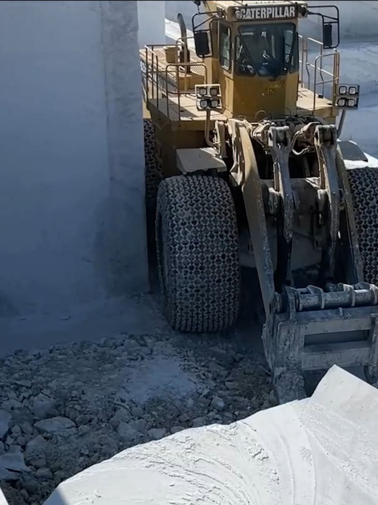 Caterpillar Wheel Loader Moving Huge Marble Piece! #megamachineschannel #machinery #caterpillar #wheelloader #marble