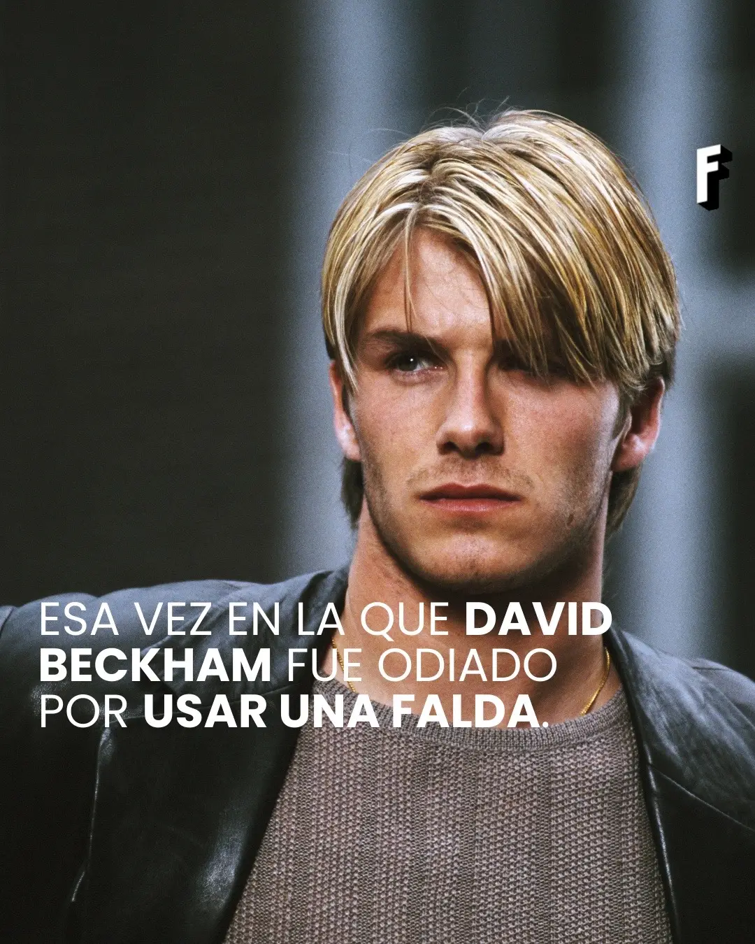 ¿Te acuerdas de 'Sarong Gate' protagonizada por David Beckham en el 98? ¡Vamos a retroceder en el tiempo!  En los años 90 y principios de los 2000, la ropa estaba muy divida y llevar una prenda diferente a lo que la sociedad estaba acostumbrada podía generar una gran polémica. Esto es lo que le pasó a Beckham el día que decidió ponerse un pareo y que fue diana de un enorme número de críticas  #Freeda #DavidBeckham #Beckham #SarongGate #Falda #Look #Outfit