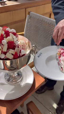 Essa é a sobremesa de morango mais famosa de São Paulo. Merengue com morango, lascas de chocolate branco e suspiro. Comeriam?  O nome do restaurante é Roi, fica nos Jardins.