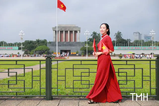 Tạo dáng trước Lăng Bác#huonggio #hanoi #phandinhphung #muathuhanoi #chupanh #mung2thang9 #langbac 