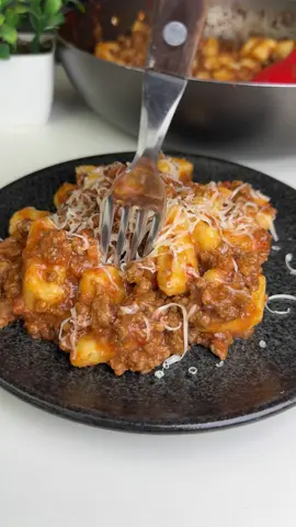 Nhoque de batata bolonhesa  Ingredientes  Nhoque  4 batatas média (600) Sal  Nós moscada  2 gemas  1 e 1/2 xícara de farinha de trigo  Molho  600g de carne moída  3 dentes de alho  1 cebola pequena  1 tomate sem semente  Sal  Pimenta do reino  Folha de louro  1 sachê de molho de tomate  Um pouquinho de água  Modo de preparo: no vídeo  #receitasimples #nhoque #batata #bolonhesa 