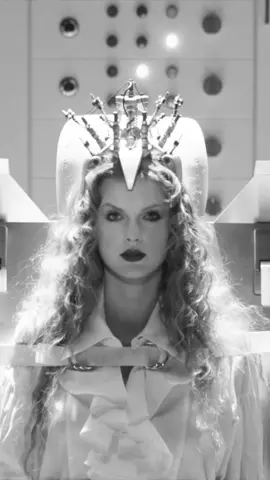 People who don’t vote on double days for the #VMAs? Modern idiots.  Vote for Taylor and #Fortnight now at vote.mtv.com!🤍 #TaylorSwift 