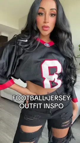 Simple football jersey outfit ideas for women! I love to use this crop top hack for wearing oversized football jerseys for game days 💕 #gamedayoutfit #footballjerseys #jerseyoutfit #jerseyoutfitideas #outfitideas #jerseyoutfitinspo #georgiabulldogs #georgiafootball 
