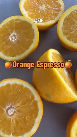 Orange Espresso 🍊 Smaczna, ale nie wiem czy nie wolę właśnie z tym tonikiem? 🤔 Jaką kawę Wy pijecie?  🍊 Orange Espresso: Szklanke napełniamy lodem, zalewamy świeżo wyciśniętym sokiem z pomarańczy i dodajemy espresso. Zazwyczaj ok. 50 ml, ja wolę więcej.  Na koniec można ozdobić liściem mięty i półplastrami pomarańczy lub cytryby 🍋 🍊 SMACZNEGO 🍊 #kawa #icedcoffee #orangeespresso #kawamrozona #espresso 