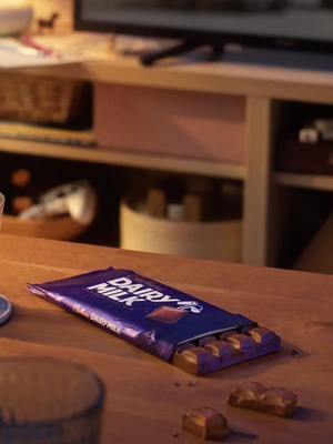 Setiap gigitan Cadbury terasa lembut, dibuat dengan satu setengah gelas susu.