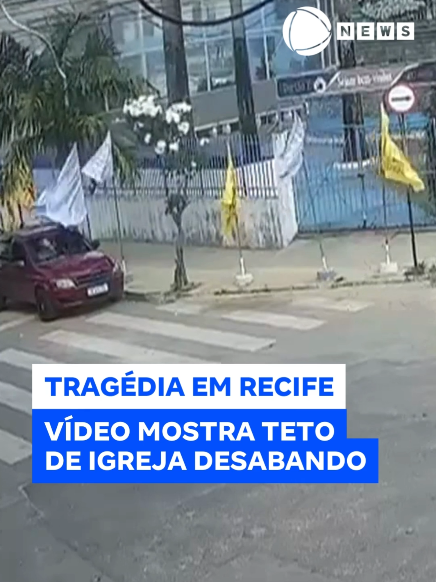 Um vídeo mostra o momento exato em que parte do teto de uma igreja localizada no bairro de Casa Amarela, na zona norte de Recife, desabou durante a tarde desta sexta-feira (30). O desabamento deixou mortos e feridos. Fiéis que estavam no local foram atingidos pelos escombros. De acordo com os relatos iniciais, a estrutura cedou no momento em que pessoas estariam dentro da igreja recebendo cestas básicas. 📲 #RecordNews #tetoigreja #desabateto