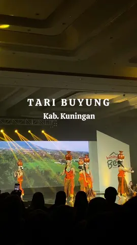 Tari Buyung merupakan sebuah tarian budaya Sunda yang digelarkan pada upacara adat Seren Taun di Cigugur Kuningan. Tarian tersebut memiliki makna, menginjak kendi sambil membawa buyung di kepala (nyuhun) erat hubungannya dengan ungkapan 'di mana bumi dipijak di situ langit dijunjung'. #kuninganjawabarat #taribuyung #fypシ゚viral #sunda 