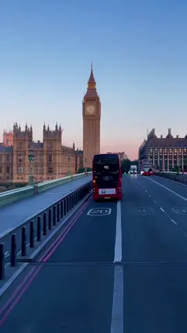 This view never gets old 🕰️🌇 #londonmoments #london #cityoflondon #visitlondon #bigben 