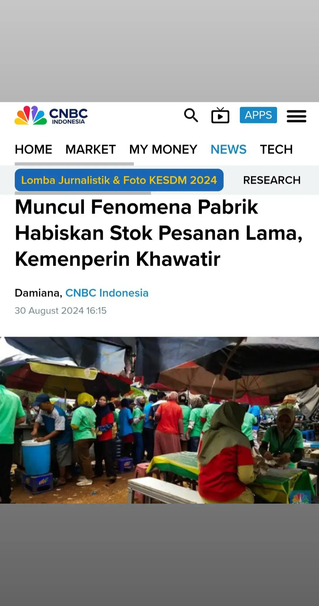 Jakarta, CNBC Indonesia - Kementerian Perindustrian (Kemenperin) mengaku khawatir dengan fenomena baru yang terjadi di industri manufaktur nasional. Pabrikan saat ini cenderung hanya fokus menghabiskan stok barang yang ada. Juru Bicara Kemenperin Febri Hendri Antoni Arif mengatakan, hasil analisis data Indeks Kepercayaan Industri (IKI) bulan Agustus 2024 menunjukkan, isu pelemahan daya beli masyarakat, khususnya di dalam negeri, masih membayangi pertumbuhan industri pengolahan (manufaktur) nasional. Hal itu, ujarnya, tampak pada korelasi antara IKI dan Indeks Keyakinan Konsumen (IKK) yang mencapai 0,25. Dia menjabarkan, IKI bulan Agustus 2024 bertahan ekspansi di 52,4 dari posisi bulan Juli 2024. Namun, lebih rendah 0,82 poin dibandingkan IKI Agustus 2023 yang tercatat mencapai mencapai 53,22. Kinerja IKI Agustus 2024, jelasnya, ditopang oleh 20 subsektor yang dilaporkan mengalami ekspansi, dengan kontribusi terhadap PDB Triwulan II 2024 sebesar 94,6%. 