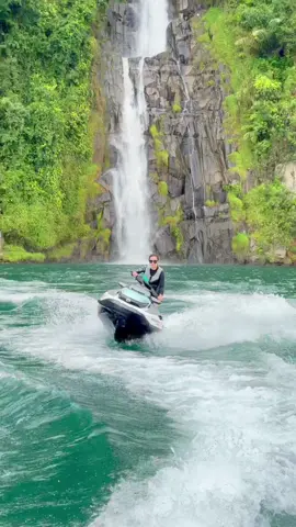 Kak @IRMA PURBA datang jauh-jauh dari jekardah buat naik #jetskiseadoosafariasamosir Ga tanggung2 langsung gas ke #airterjunsitumurun di Kabupaten Toba.. Dan pulang2 singgah dan makan siang di jamu Bou @Boru Manurung waaah waaah lengkap kali la pokoknya bahagia itu. Skuy bahagia bareng kita… #jetskisamosir #jetskidanautoba #seadoosafarisamosir #rentaljetskidanautoba #rentaljetskisamosir 