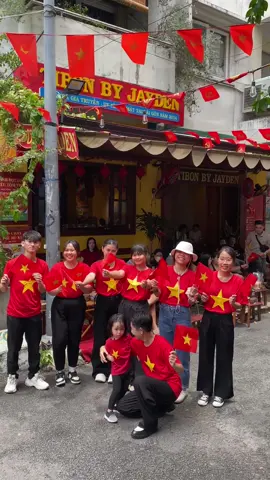 Tự hào là người Việt nam Rất xúc động hình ảnh khách hàng Việt nam cầm cờ dưới dòng nhạc đầy hào hùng vang dội. Tinh thần yêu nước dâng cao trong mỗi con người ngồi tại đây. Một không khí thật tuyệt vời 🥰 #viral #trending #trend #Love #vietnamtoiyeu 