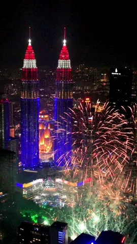 Fireworks illuminate the night as we proudly celebrate Malaysia's Independence Day! Merdeka! 🎉 📍 Kuala Lumpur, Malaysia 📸 DJI Mavic 3 Pro #fyp #merdeka #independenceday #klcc #petronastwintower #petronas #tourismmalaysia #malaysia #asean #discoverkualalumpur #djimalaysia #drone #dji #djimavic3pro #dronereels #malaysiatrullyasia #dronemalaysia #visitmalaysia #imageofmalaysia #dronepointofview #klcityscapes #cityscapelovers #amazingmalaysiatrulyasia #hyperlapse #aerialphotography #dronephotography #dronepilot #dronelife #kualalumpur 