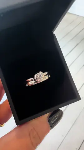 Missing Diamonds!  - Take the opportunity for an engagement ring remodel!  - #diamondengagementring #diamonds #engagementring #bespokeengagementring #bespokejewellery #contrmporaryjewellery #jewellerydesign 