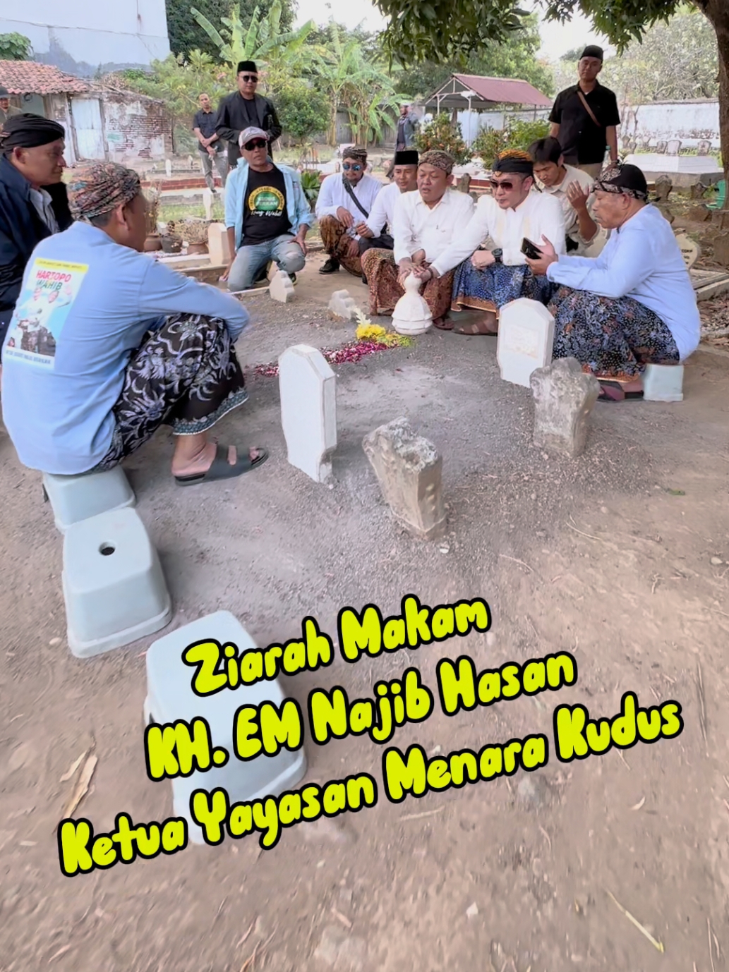 Ziarah Makam  KH. EM Najib Hasan  Ketua Yayasan Menara Kudus  Menuju Kudus Maju Berkah  Hartopo Wahib  Kudus Maju Berkah  #hartopo #mawahib #hartopowahib #kudus #maju #kudusmaju #berkah #kudusmajuberkah #majuberkah #pilkada #calonbupati #calonwakilbupati #pilkadaseretak #santun 